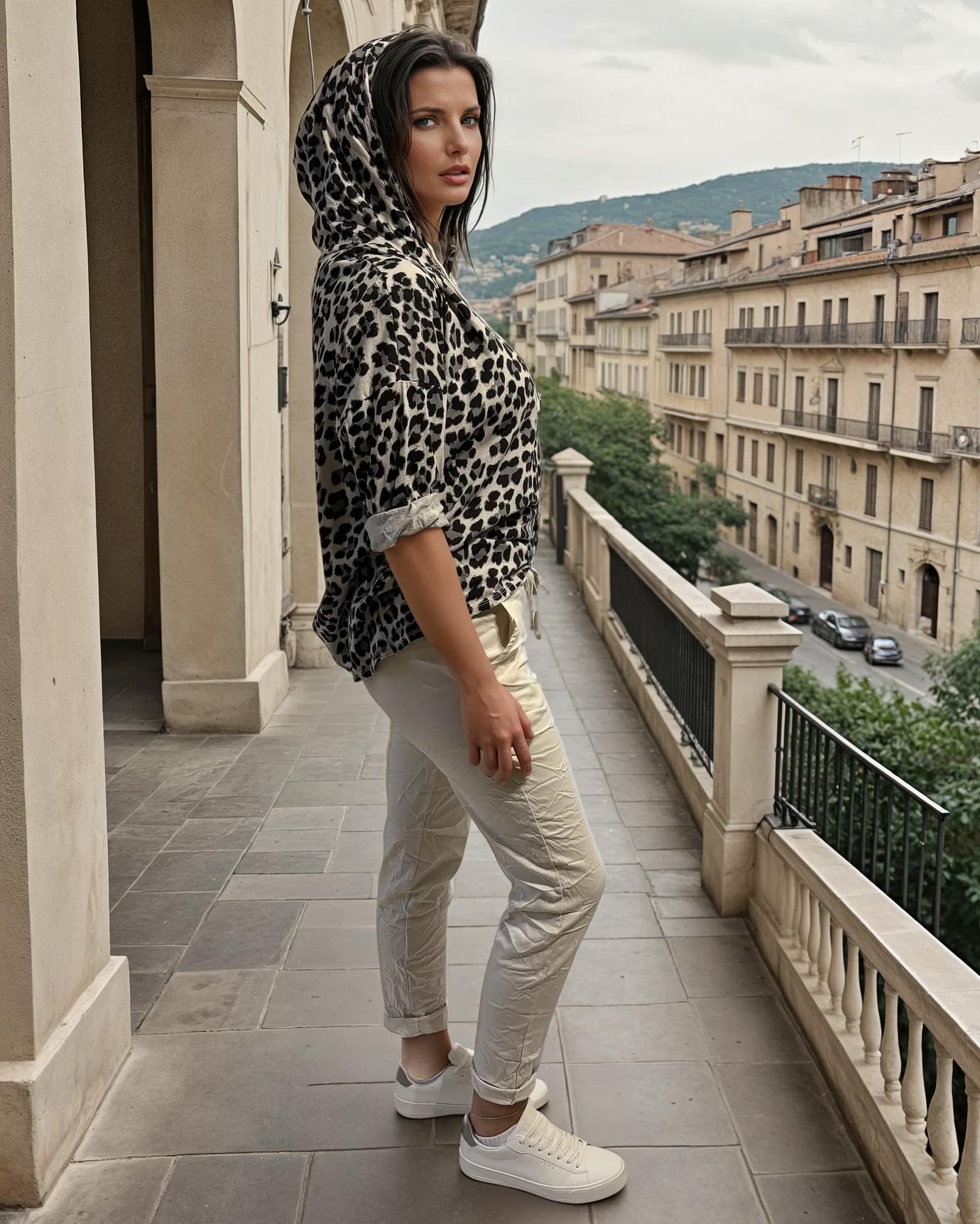Leichter Hoodie mit modernem Leopardenmuster