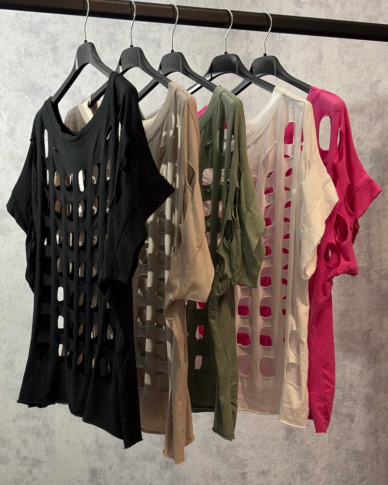 Schwarzes Cut-Out Shirt mit asymmetrischem Ausschnitt