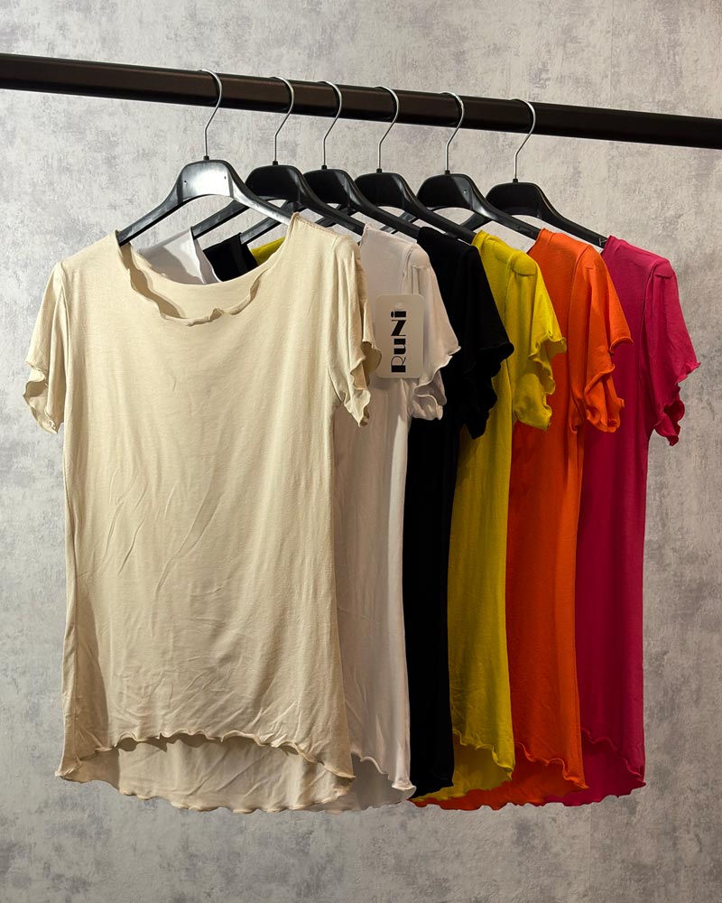 Figurnahes T-Shirt mit Wellenkante