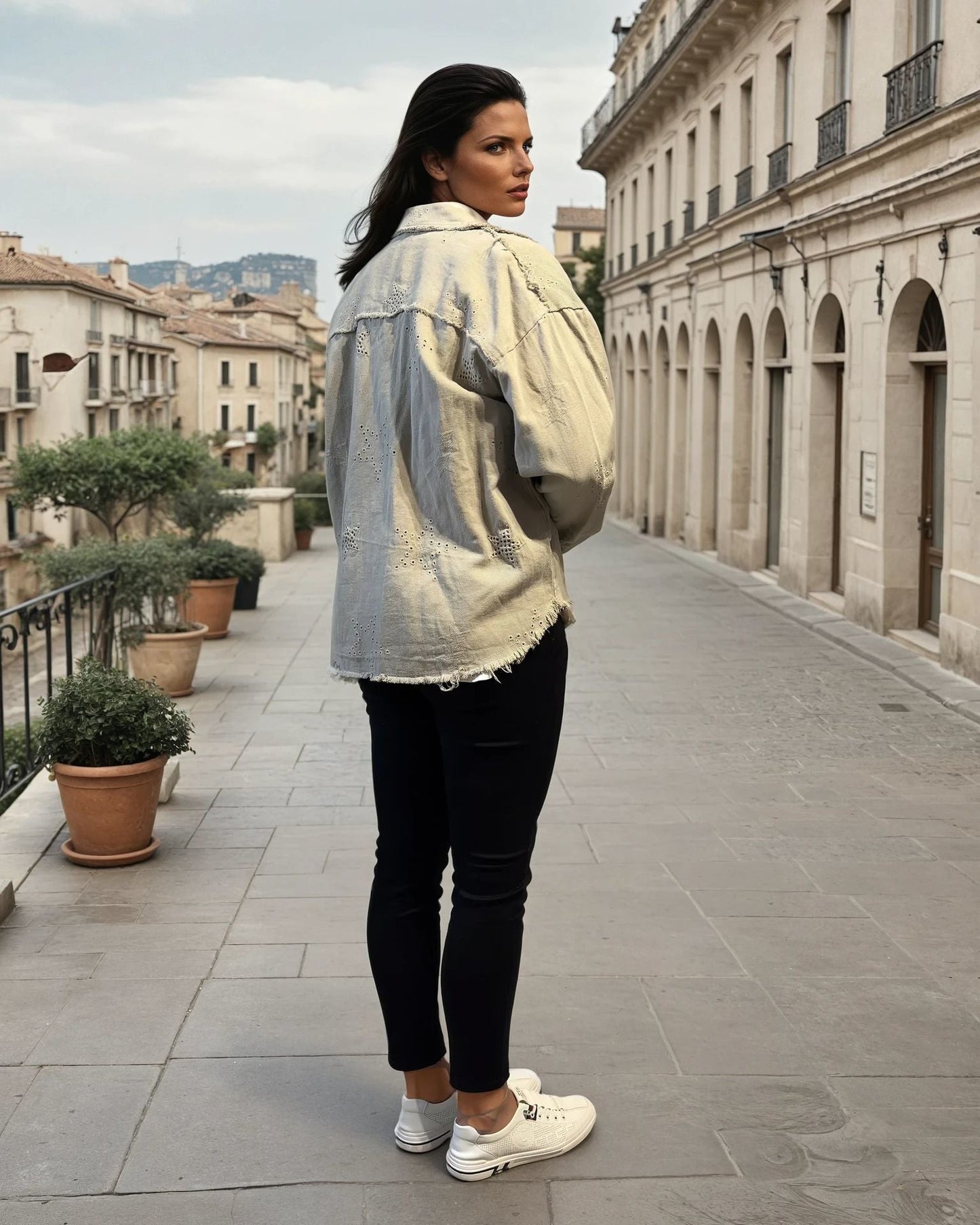 Jeansjacke mit Lochstickerei