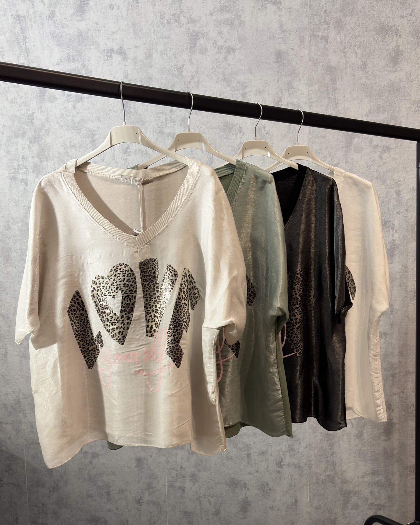 Metallic-Shirt "Love Yourself" mit Leo-Print