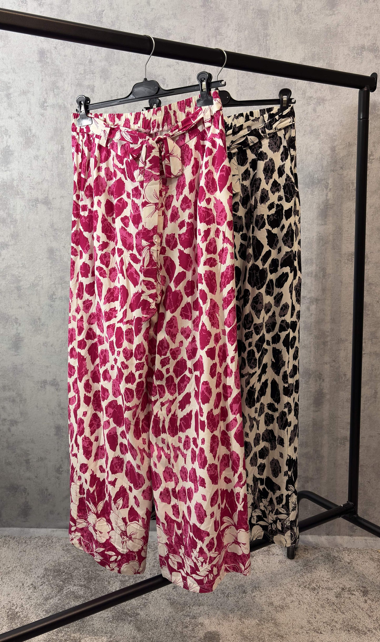 Weite Palazzo-Hose mit pinkem Animal Print