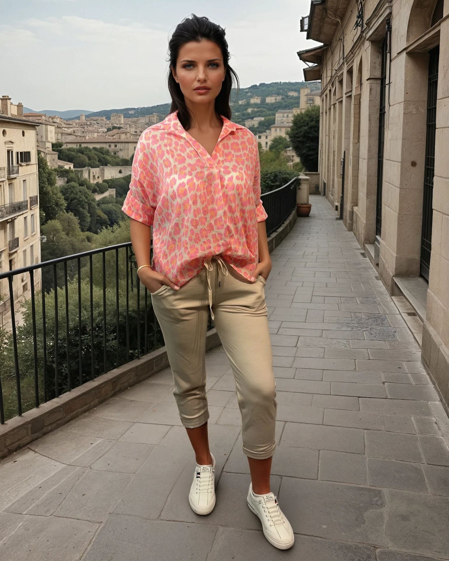 Neonbluse im Leopardenmuster