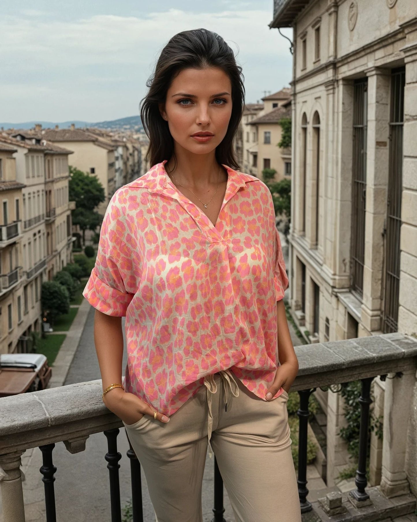 Neonbluse im Leopardenmuster