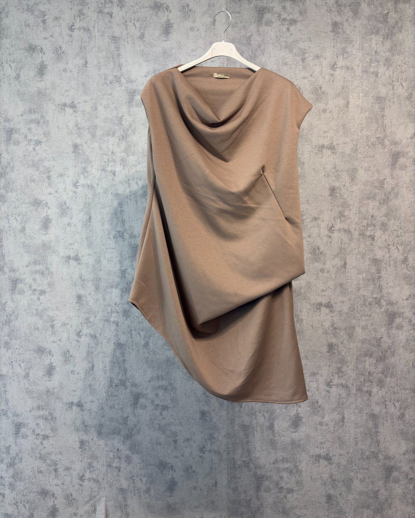 Statement-Kleid – Asymmetrisch & Edel