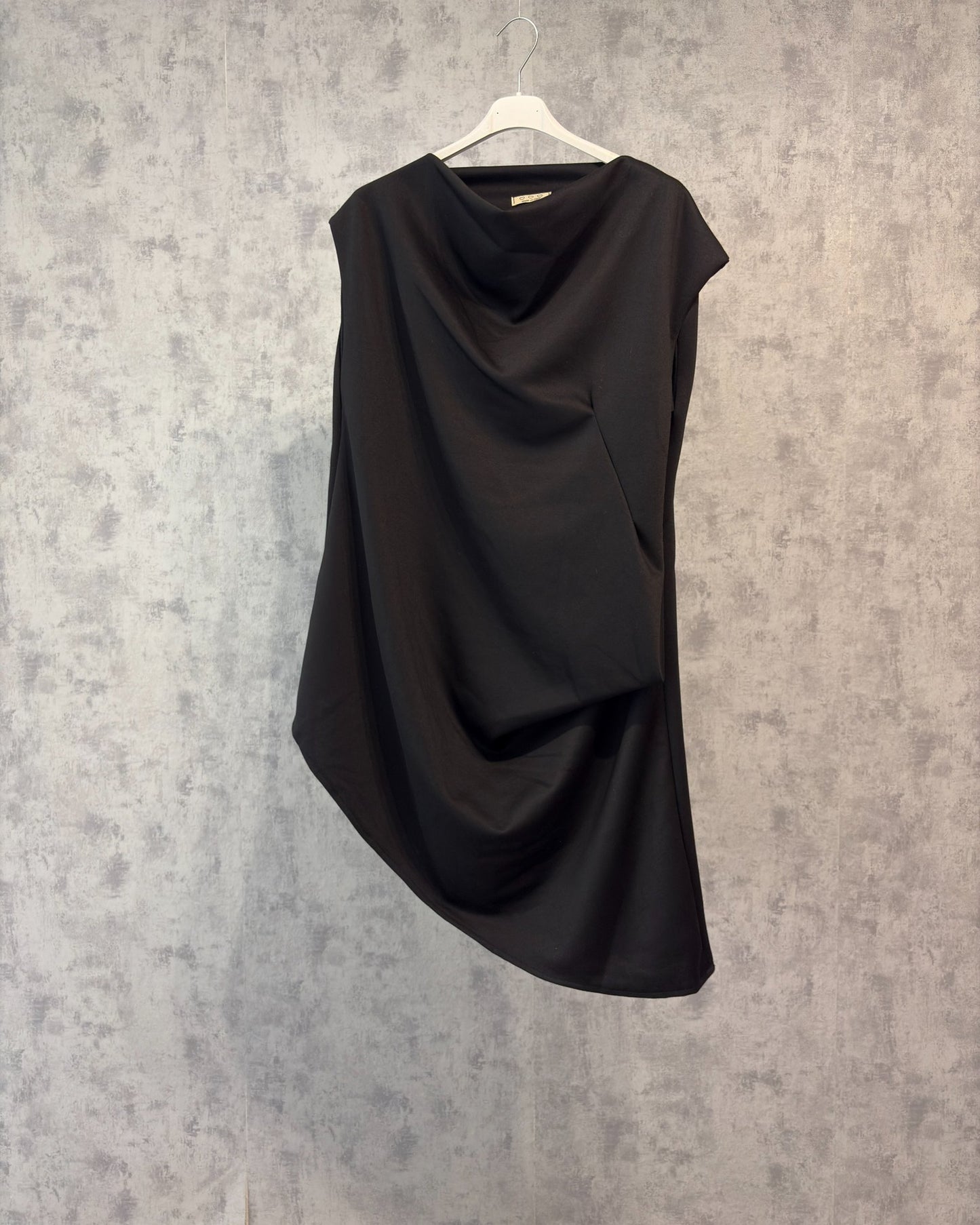 Statement-Kleid – Asymmetrisch & Edel