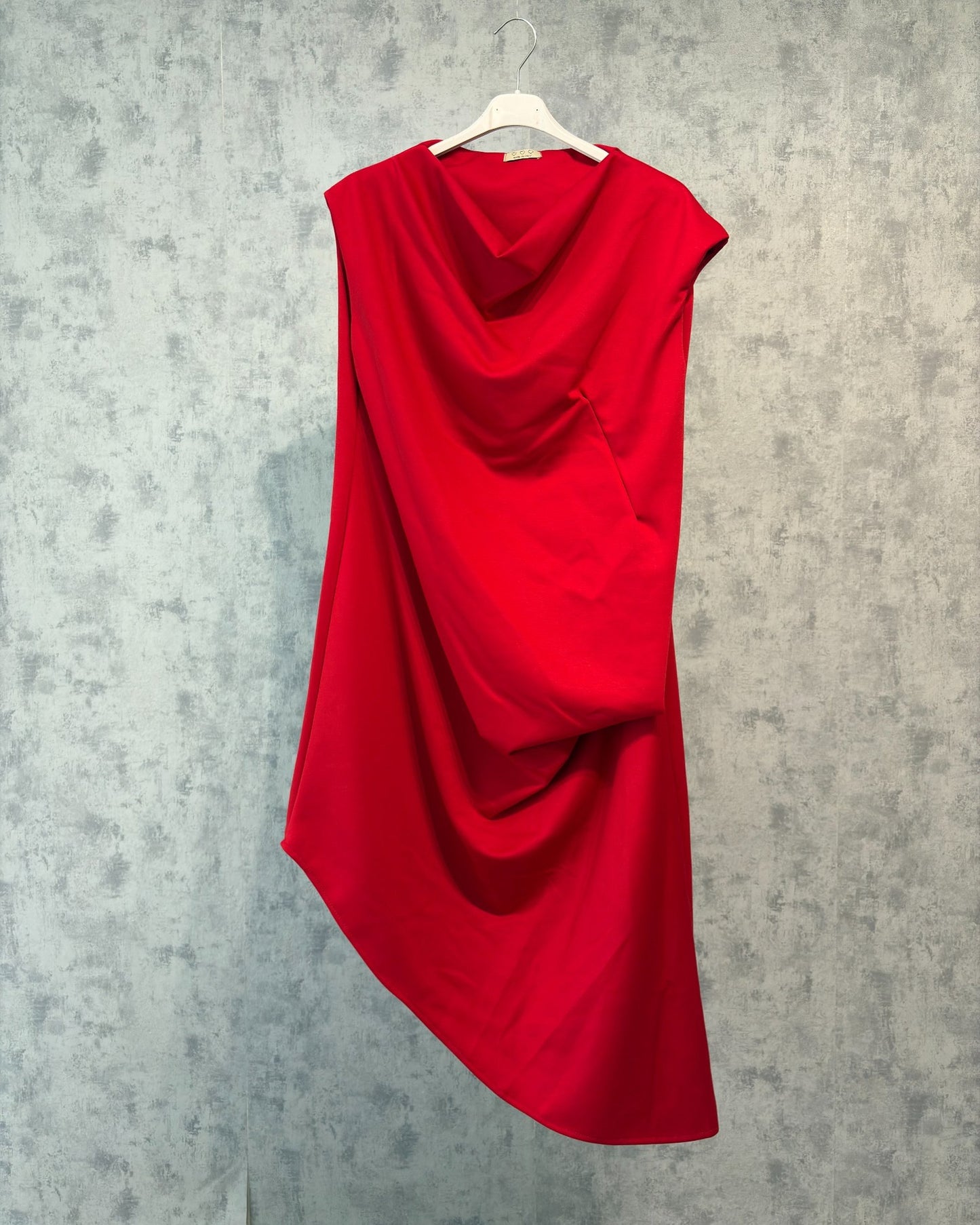 Asymmetrisches Kleid – Minimalistischer Chic mit Drapierung