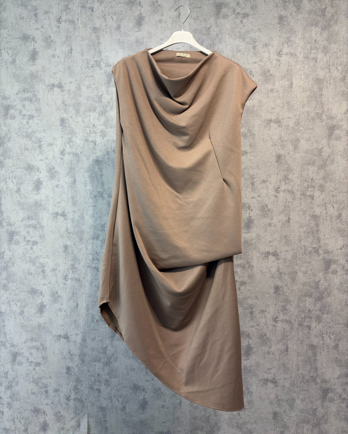 Asymmetrisches Kleid – Minimalistischer Chic mit Drapierung