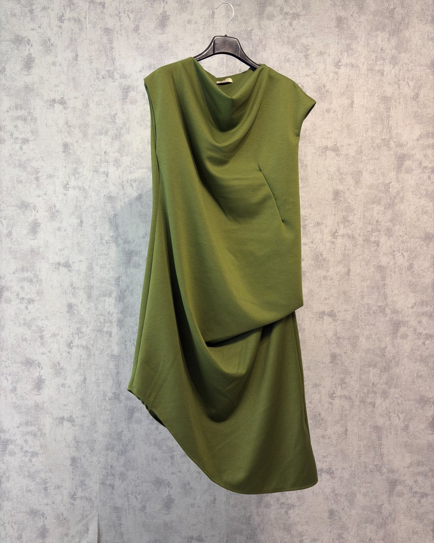 Asymmetrisches Kleid – Minimalistischer Chic mit Drapierung