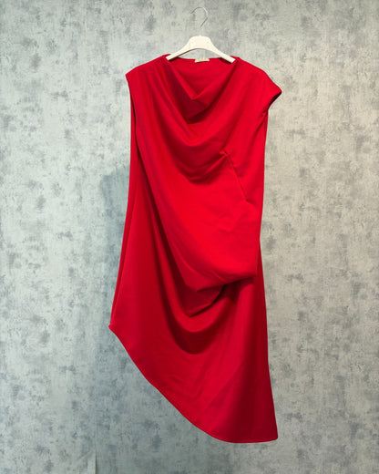 Asymmetrisches Kleid – Minimalistischer Chic mit Drapierung
