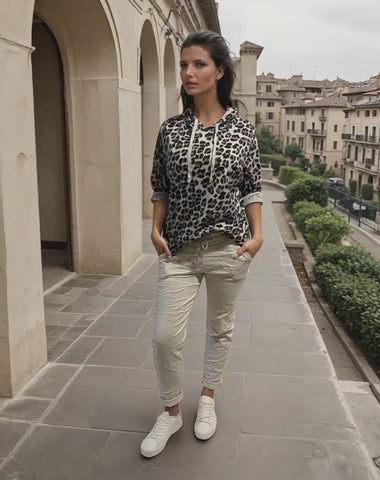 Leichter Hoodie mit modernem Leopardenmuster