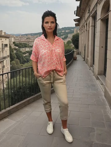 Neonbluse im Leopardenmuster
