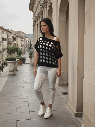 Schwarzes Cut-Out Shirt mit asymmetrischem Ausschnitt